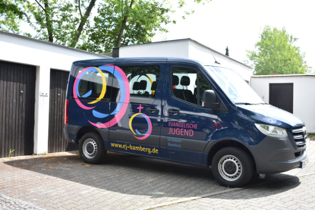 Mercedes Sprinter Bus Dunkelblau mit Logo der evangelischen Jugend Bamberg
